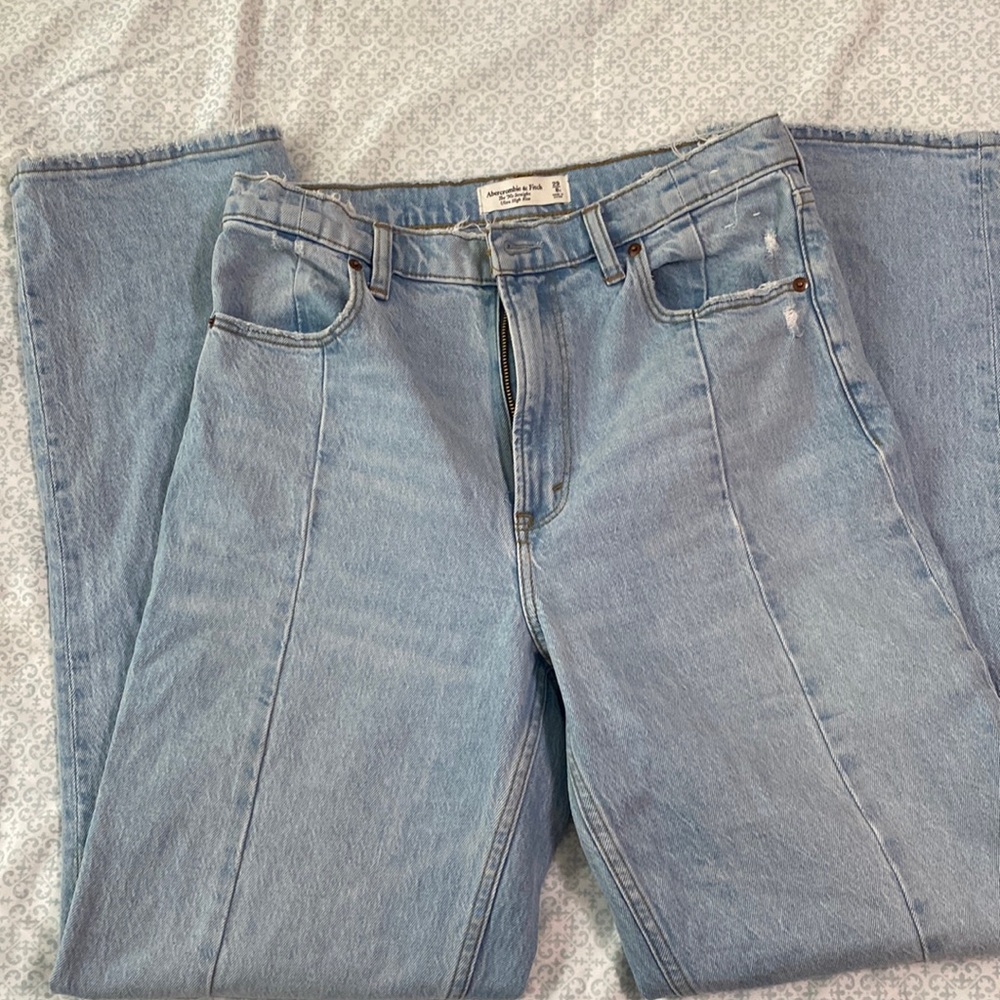 Abercrombie & Fitch.
Ultra High Rise 90s Straight Jean.